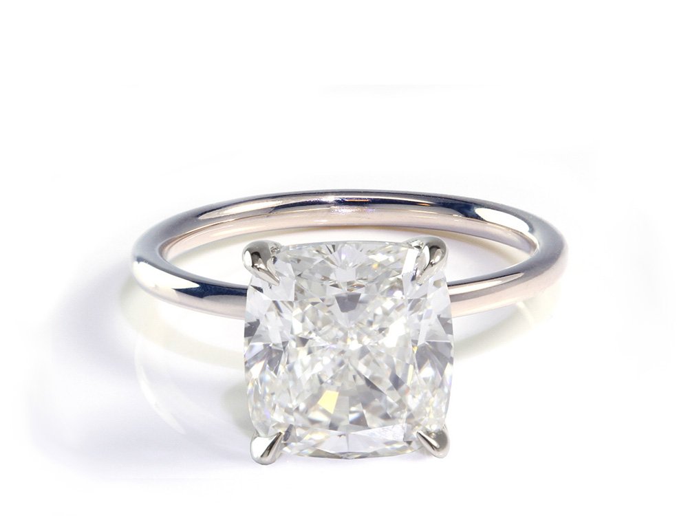 le petit solitaire engagement-rings
